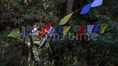 佛教祈祷<strong>旗</strong>悬挂在尼泊尔的徒步<strong>路</strong>径。 在喜马拉雅山探险